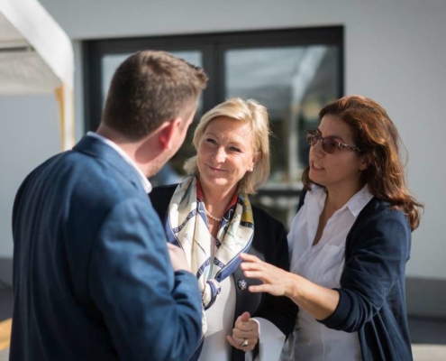 zwei frauen und ein mannim gespräch