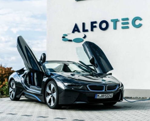 elektroauto wird betankt