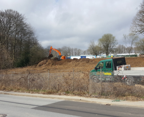 baustelle mit parkendem transporter