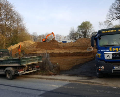 baustelle mit blauem lkw