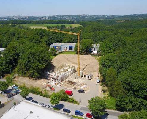 luftaufnahme neubau mit gelben kran