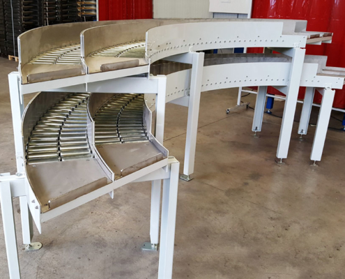 Roller conveyor with curve