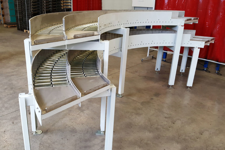 Roller conveyor with curve