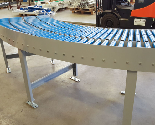 Roller conveyor with curve