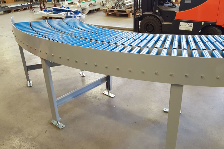 Roller conveyor with curve