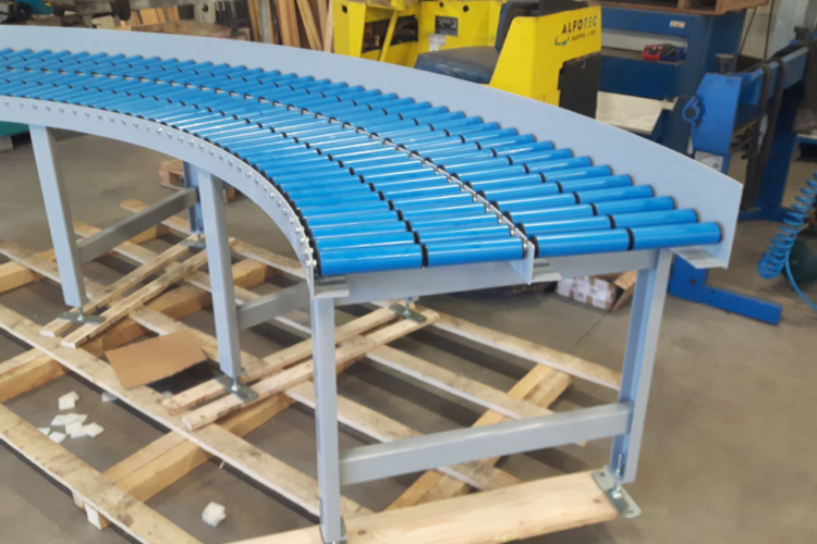 Roller conveyor with curve