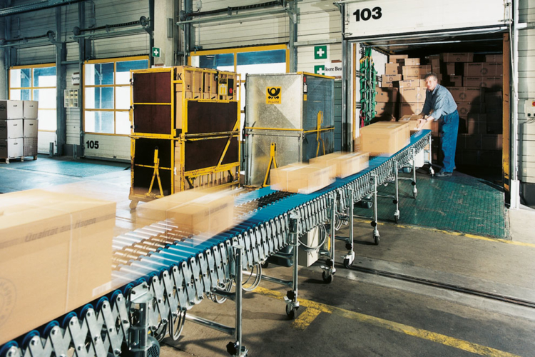 Shears roller conveyor moves packages