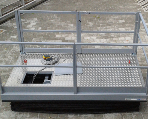 loading lift table on cobblestones