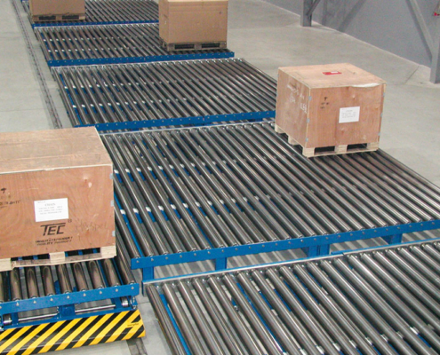 Roller conveyor with wooden plates