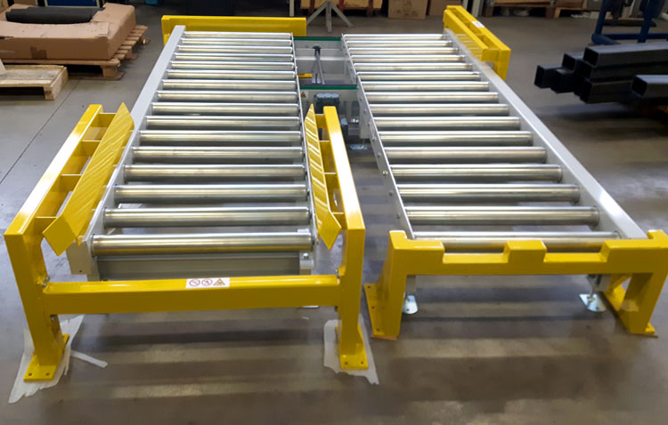 Roller conveyor collision protection centring aids