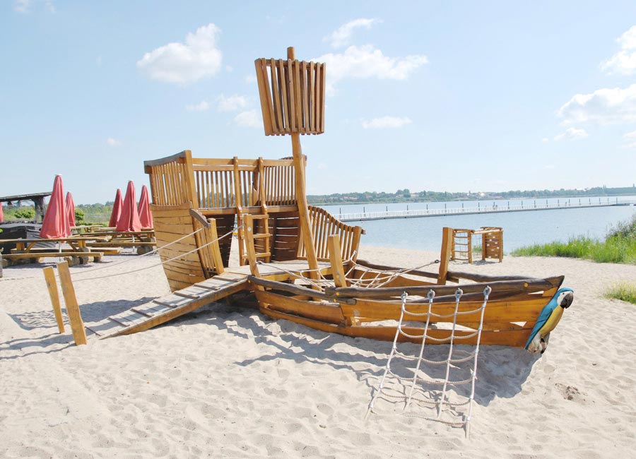 spiel schiff am strand