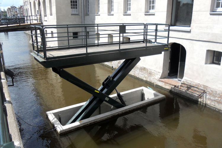 single scissors lift table extended in water
