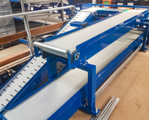 apron conveyor on several levels