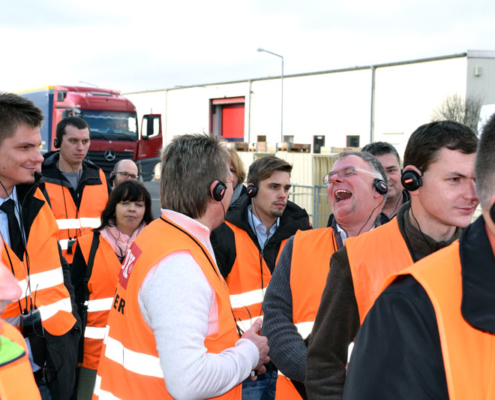 menschen in orangenen wanrwesten